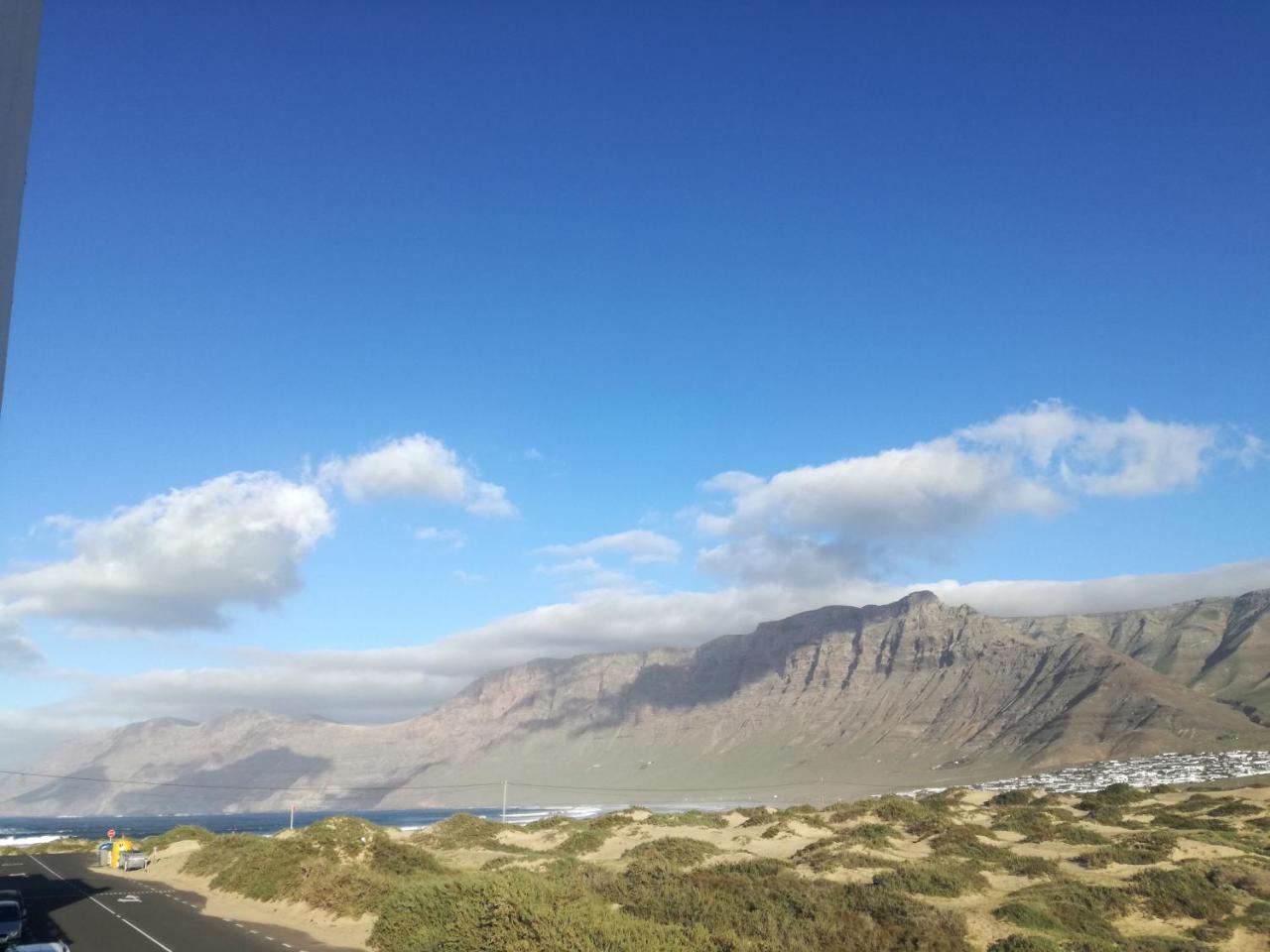 Surfhouse Hostel Famara Caleta De Famara エクステリア 写真
